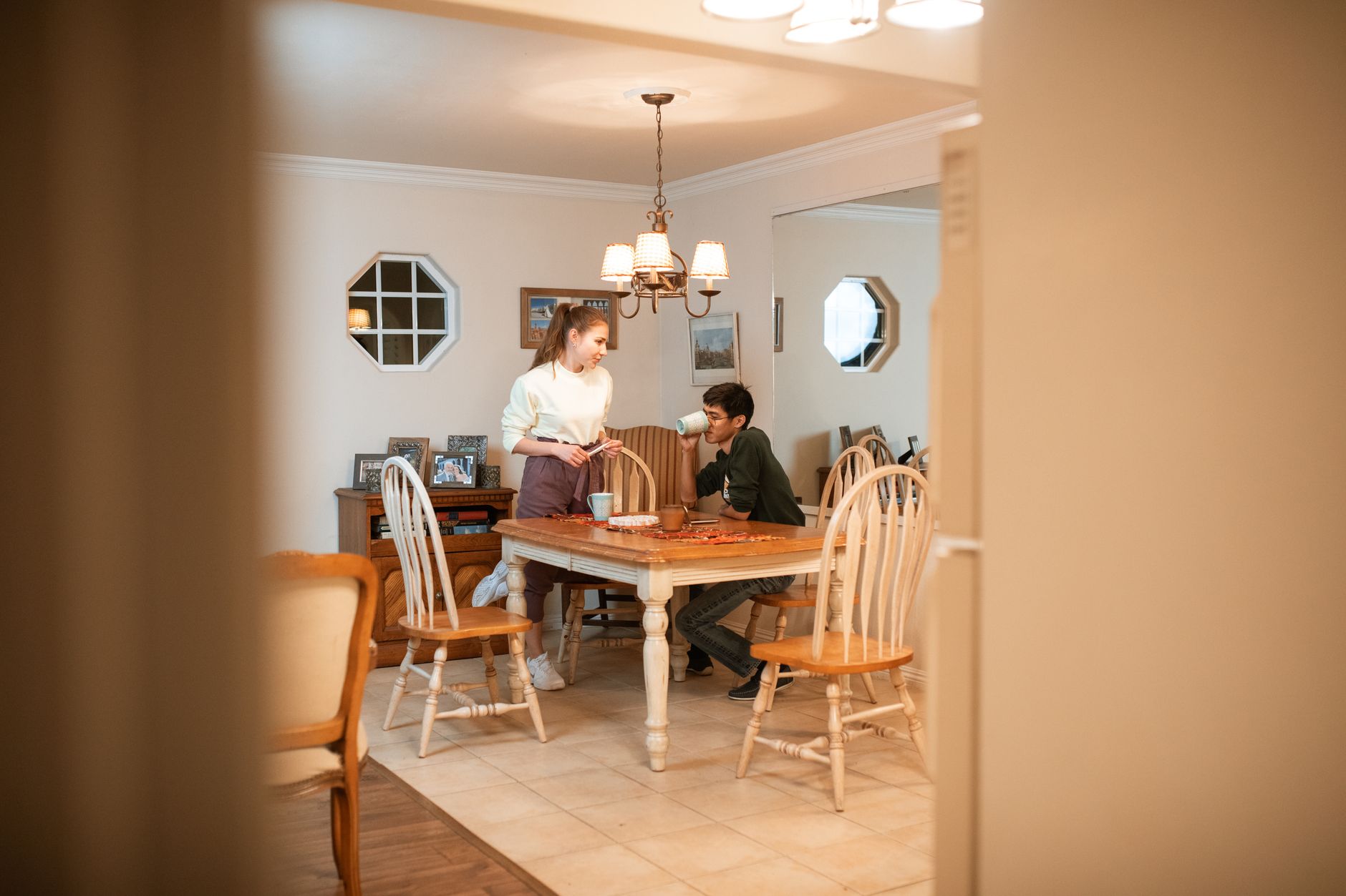 Man en vrouw praten ontspannen met een kop koffie aan de eettafel