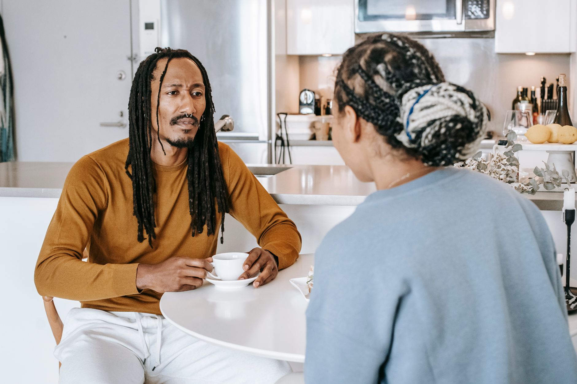 Man en vrouw in gesprek aan het ontbijt in de keuken